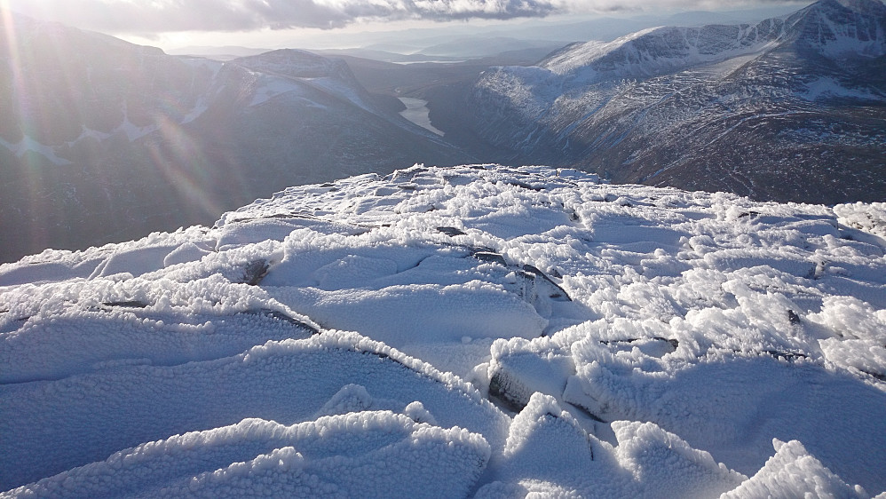 Denne dagen var det fin utsikt vestover mot Rondevatnet og Furusjøen i det fjerne,