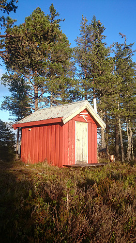 Ei lita hytte i finværet på toppen av Grovurda.