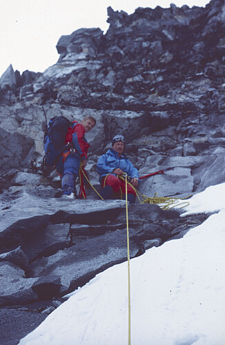 Fred og Geir på veg ut av Svellnosbreen og begynner på oppstigningen mot Midtre Tverråtind