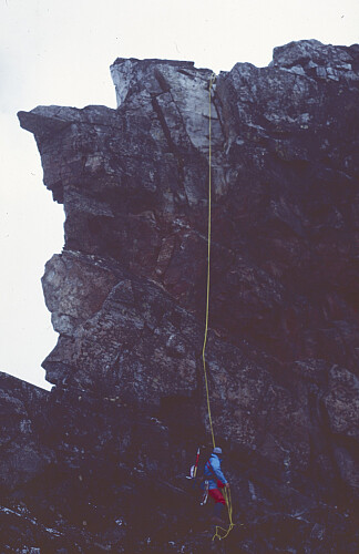 Geir i rappellen ned fra Midtre Tverråtind.