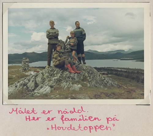 Her er mor, far, Steinar, Toril og meg på Hovdepiggen. Denne toppen var bak setera vi kjøpte mjølk på.