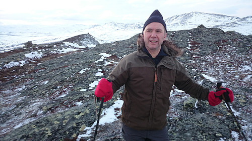 Odd Roger på Falkhøa, et par km fra hytta hans. Vindfult og lite snø.