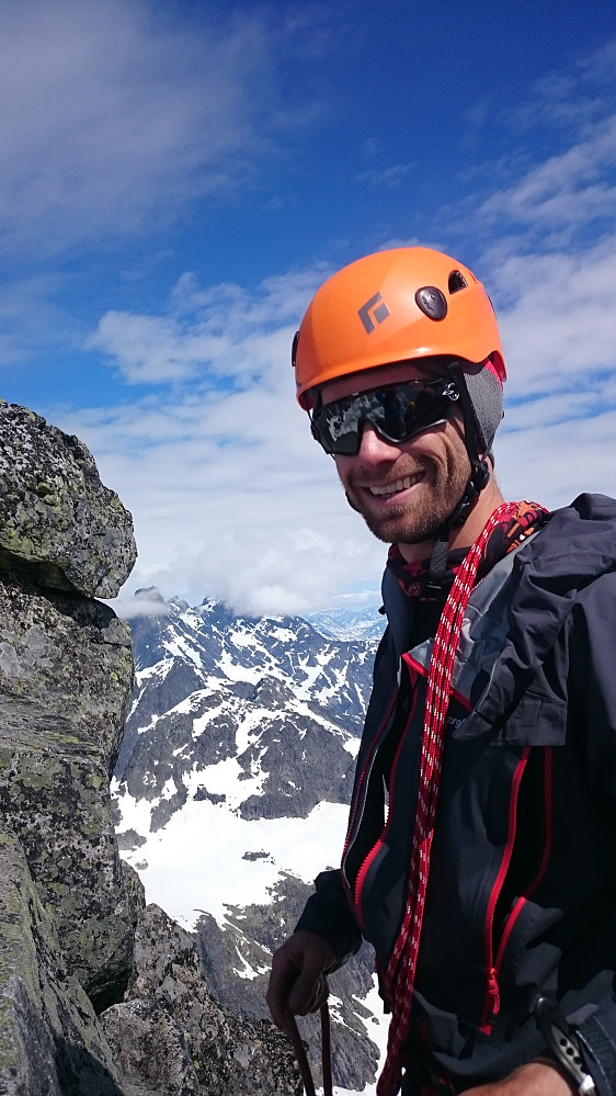 Espen koser seg med ansvaret for sikringen ut på toppblokka.