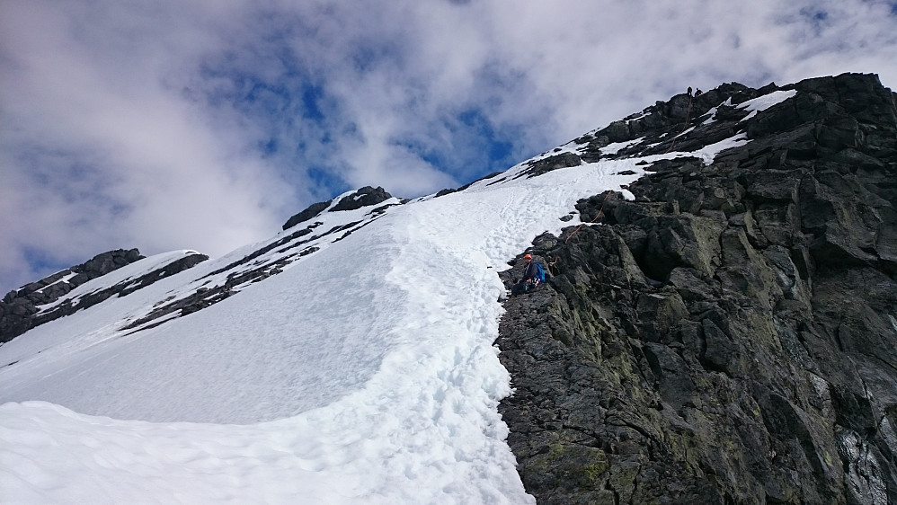 Rappell ned fra V0. Tauet rakk nesten ned forbi svaet og dermed langt nok slik snøforholdene var.