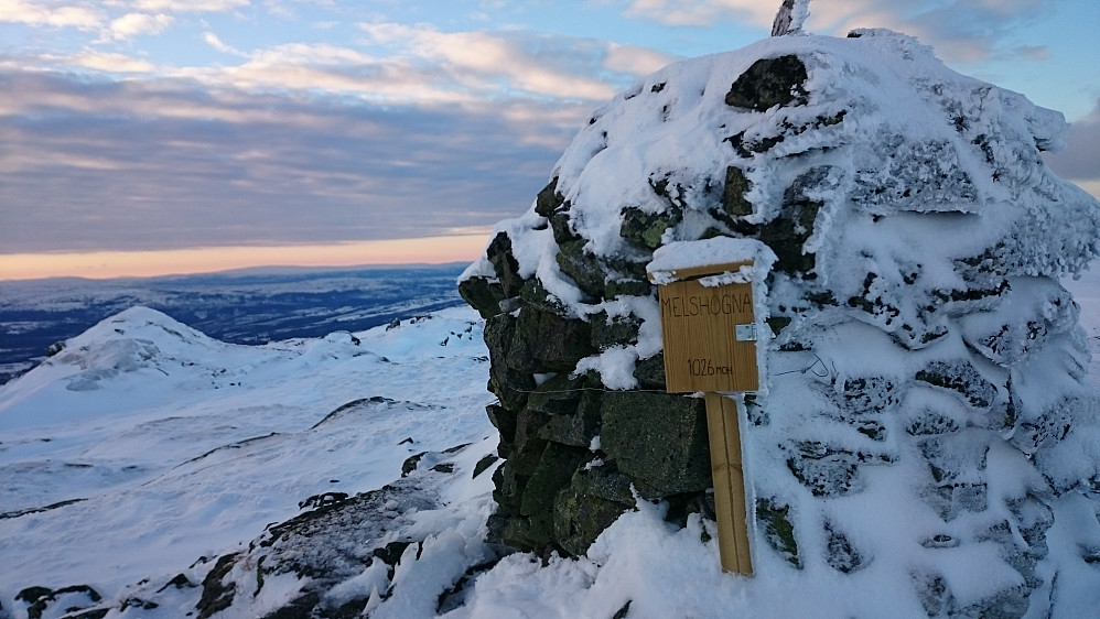 Kvitteringsboksen og varden på Melshogna.