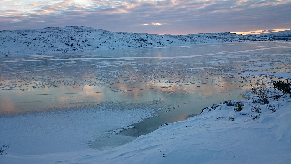 Islagt Seteråtjønna mellom Melshogna og Gresslivola. Synd at jeg ikke tok med skøytene.