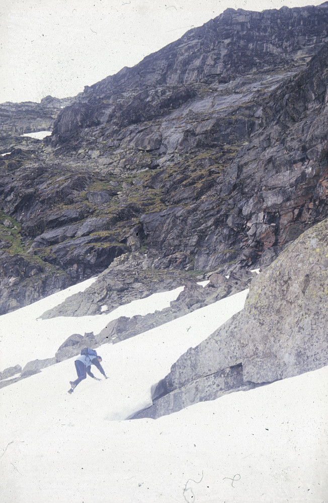Øyvind kryper forsiktig på de bratte snøbakkene oppover mot Langedalstinden fra Langedalen.