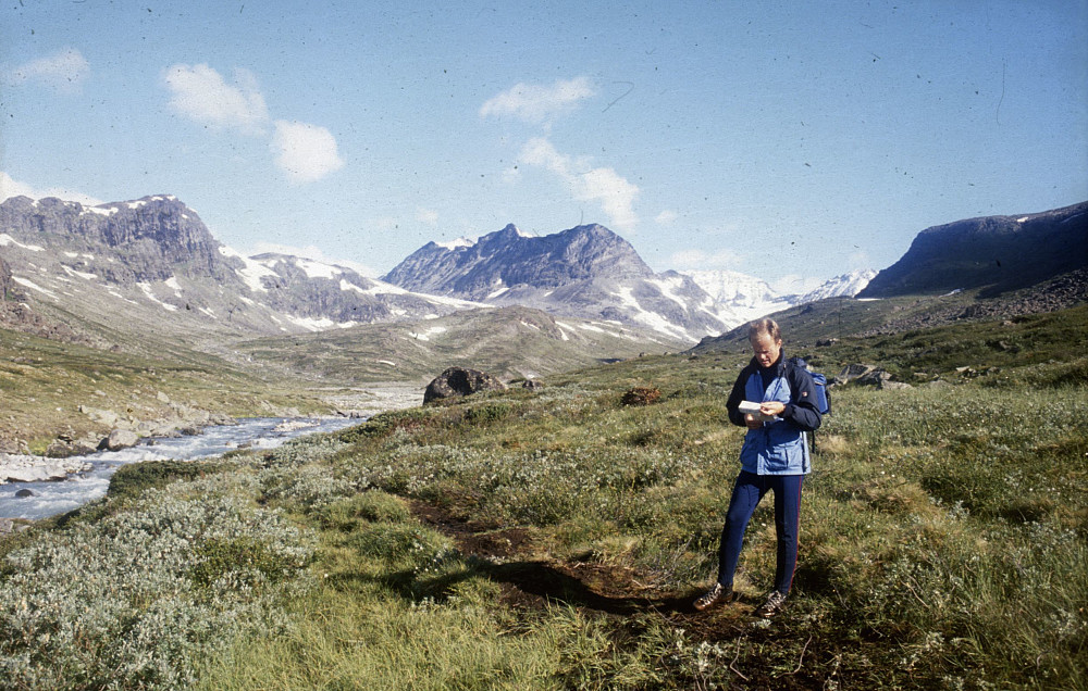 I Memurudalen på veg opp til Surtningsue med noen Memurutinder i bakgrunnen.