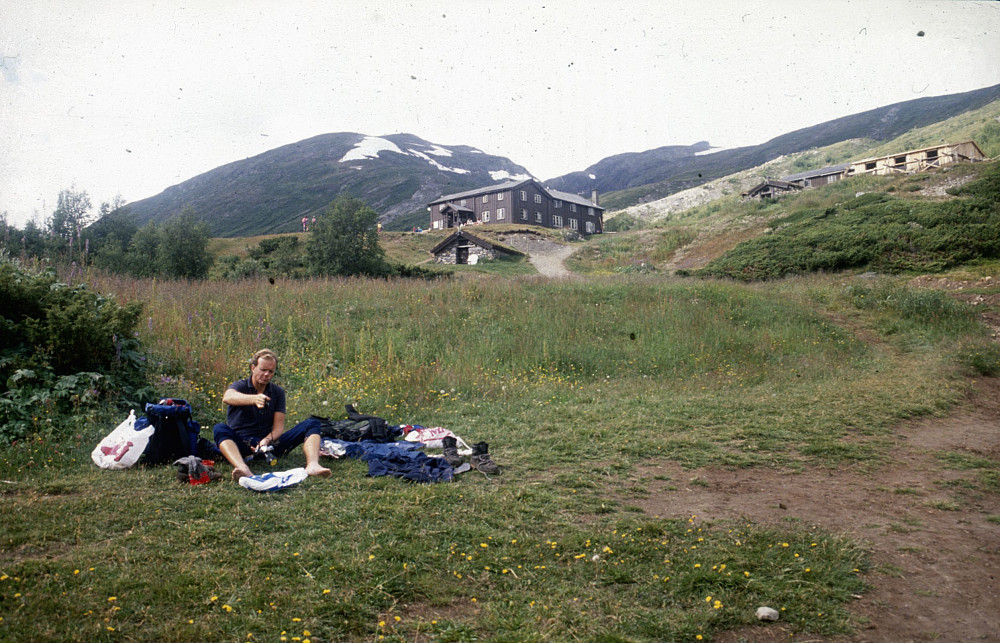 Føttene må stelles på Memurubu mens vi venter på båten tilbake til Gjendesheim.