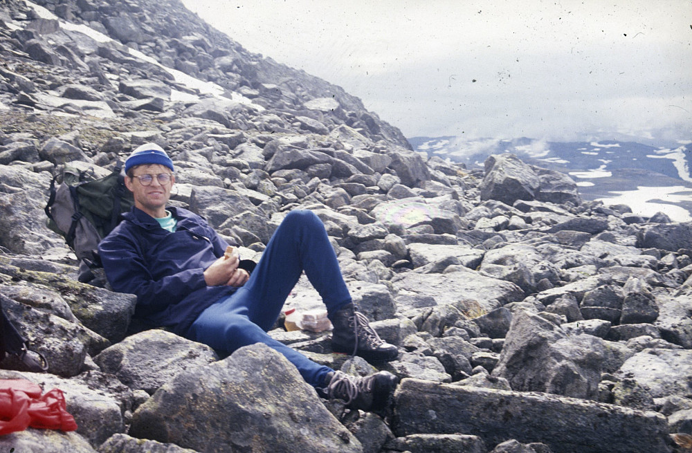 Unge Skoglund hviler litt før stigningen opp til Langedalstinden starter.