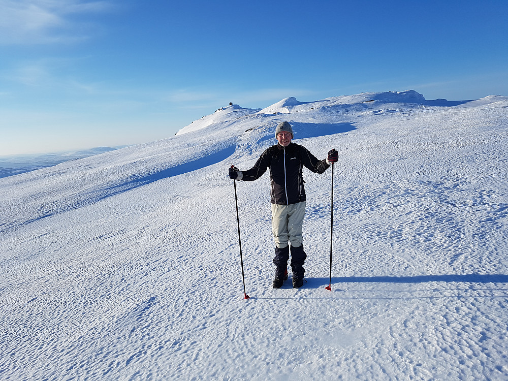 Per Ludvik gleder seg til han finner igjen skiene sine på ca 1000 m høyde og kan utnytte sine gode glidegenskaper. Varden på Ruten i bakgrunnen.