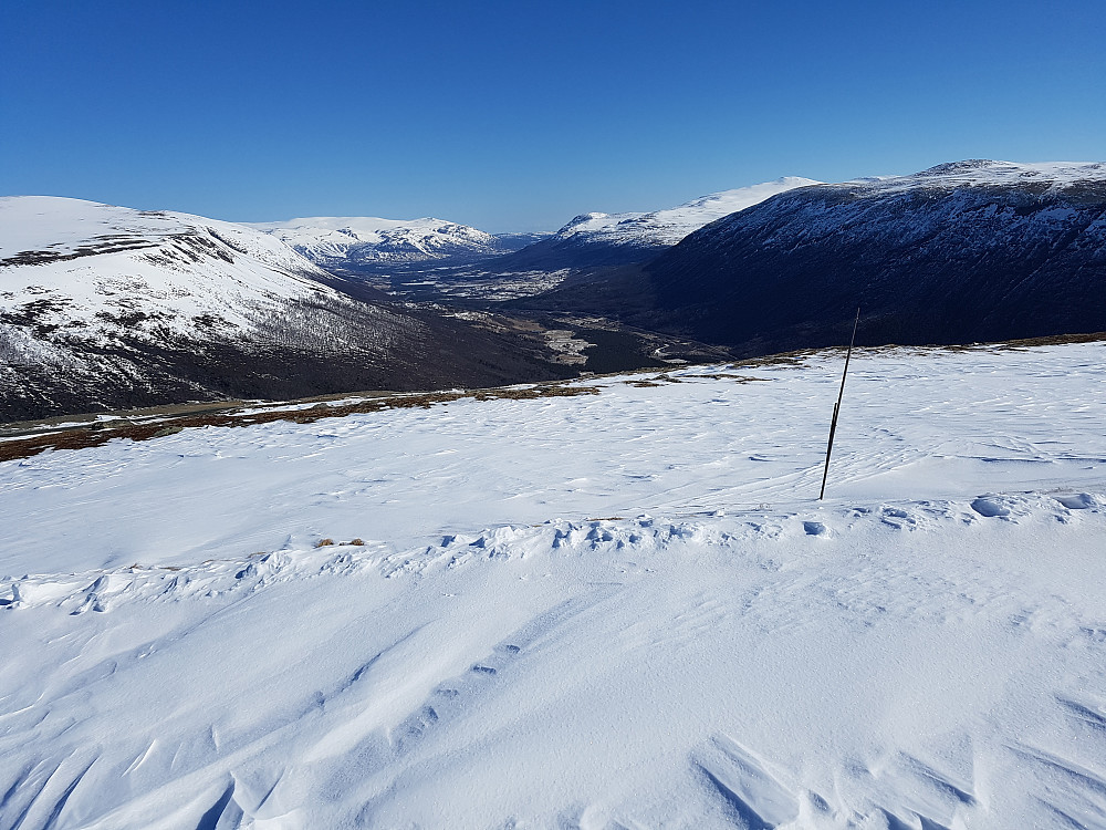 Rett etter starten fra Sæterlifjellet, nesten på toppen av steinbruddet, er det fin utsikt nedover mot Oppdal