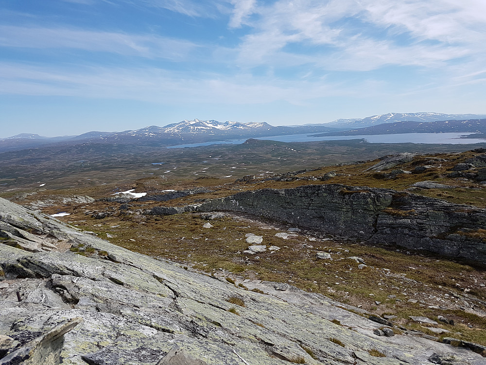 Utsikt østover fra Blåhåmmårkleppen. Sylan er storslagne fjell bak den blå og fine overflata av Essand-/Nesjøen.