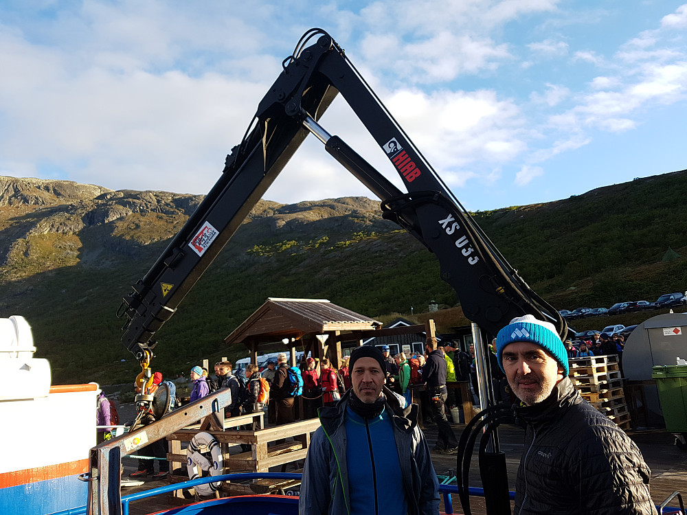 Øyvind og Knut, hydraulikeren og økonomen finner spor av jobben på den nye ferga på Gjende. Nemlig krana; og de håper å få turen fra Kristiansand sponset.