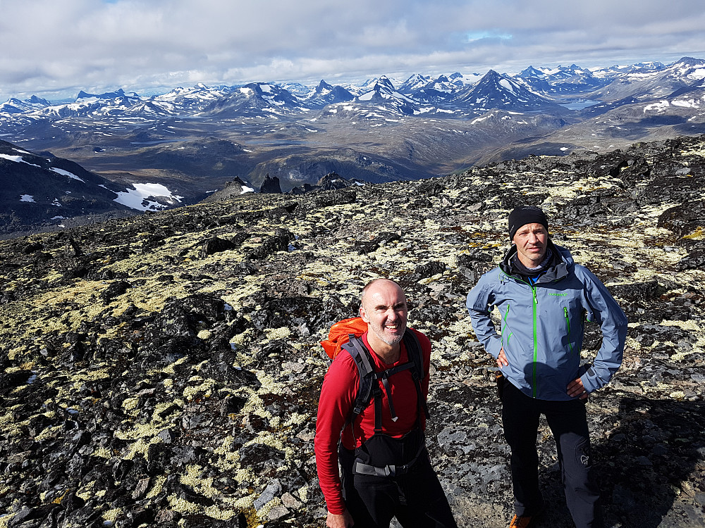 Øyvind og Knut oppe på Nordre Knutsholstind med bl.a. Langevatnet og Skardalsegga i bakgrunnen. 