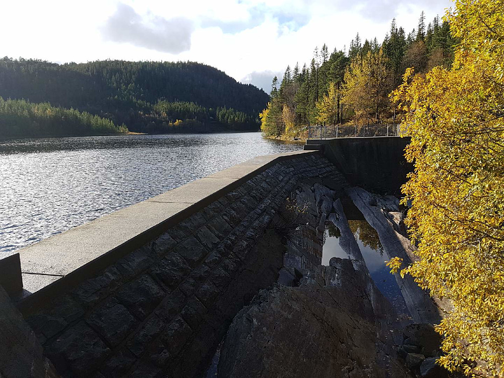Et flott overløp på Litjvatnet dam i Hasselvika i Rissa. Overløpsfaktoren ved 1 m overløp er 1,7!!!