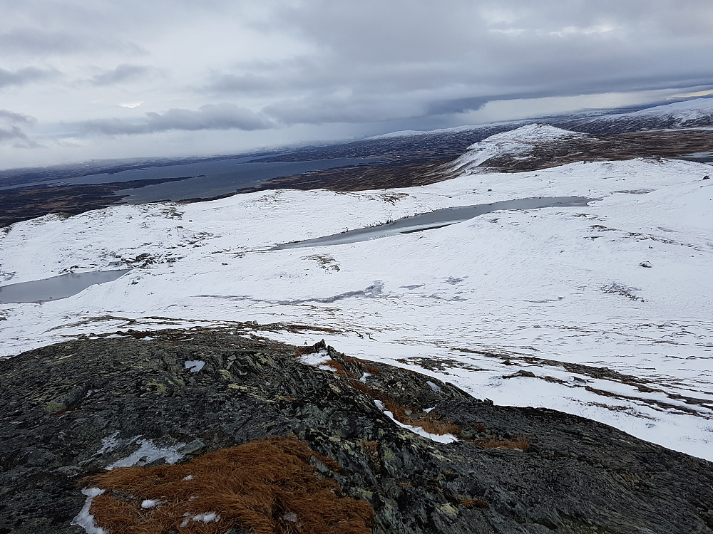 Fra Sankåkleppen mot Gardkleppen. Nesjøen/Essandsjøen synes tydelig. Vannstanden er høy nå på høsten.