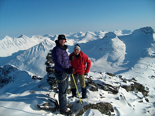 Harald Storrønning og Knut Ranestad på Store Bukkeholstind i finvær i mars 2006.