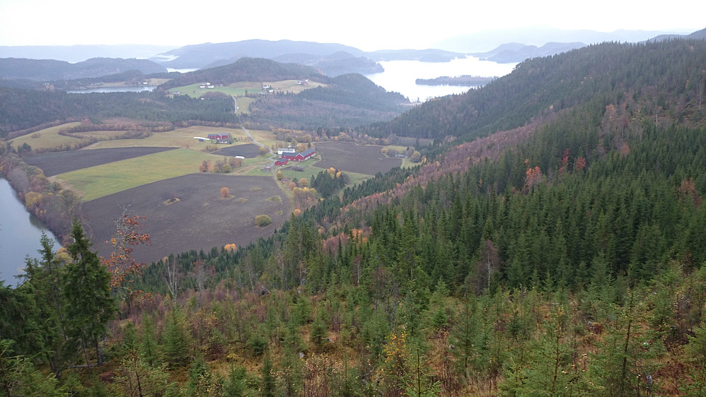Fin utsikt over Benna og Grøtan gård fra et utsiktspunkt langt oppe i lia mot Grøtvåttån. En liten del av Grøtvatnet synes helt til venstre.