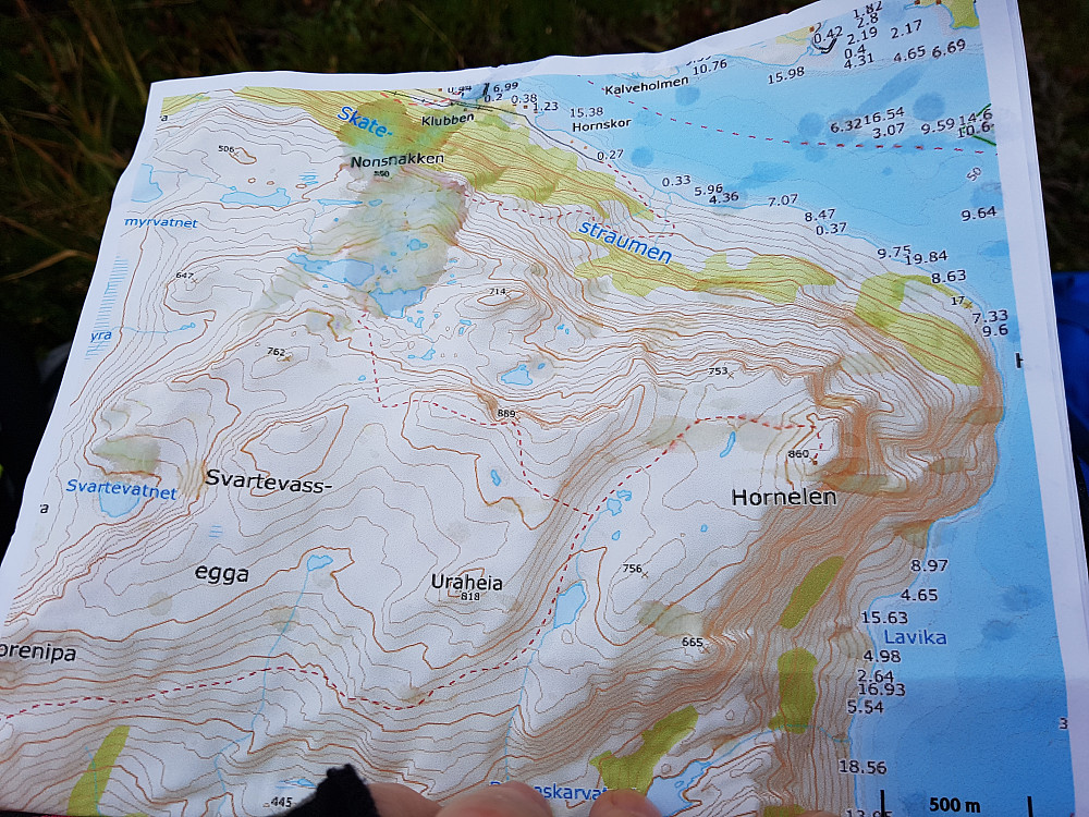 Vi parkerte og gjekk opp ved Hornskor, øverst på bildet der det er ein våt flekk på kartet....følgte den stipla stien.