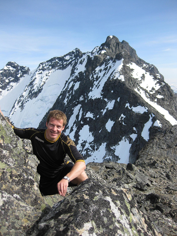 Einar på toppen av Nordre Skagadølstind i Luster. Storen i bakgrunnen.