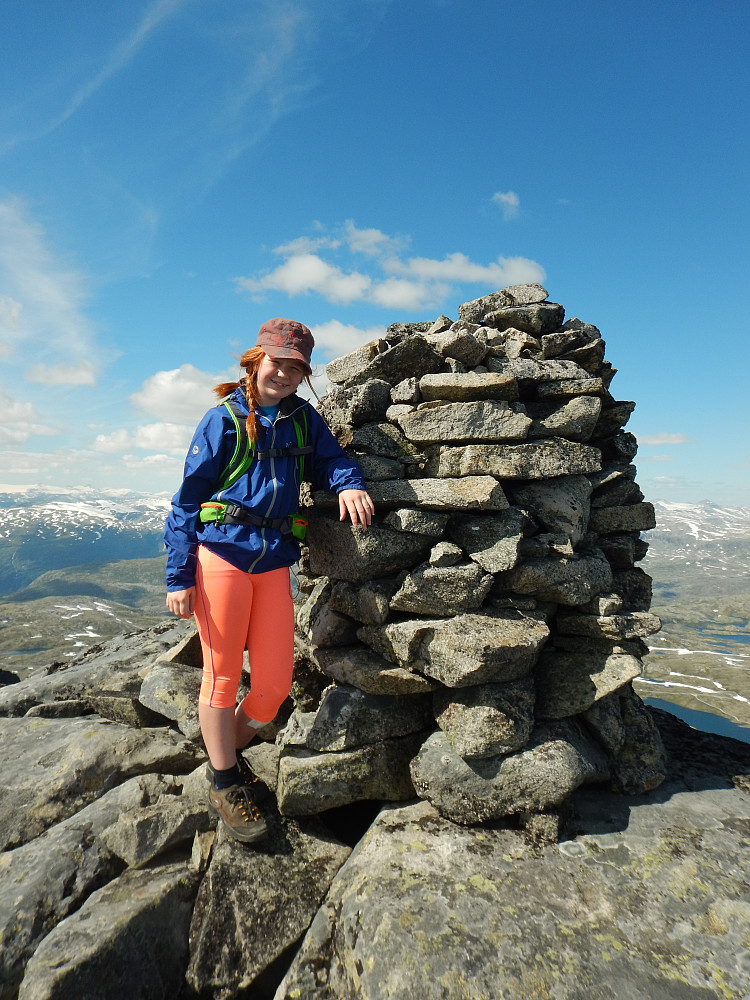 Toppvarden. Sliten men stolt jente. Runa-Mari på sin 5. 2000-meter topp,