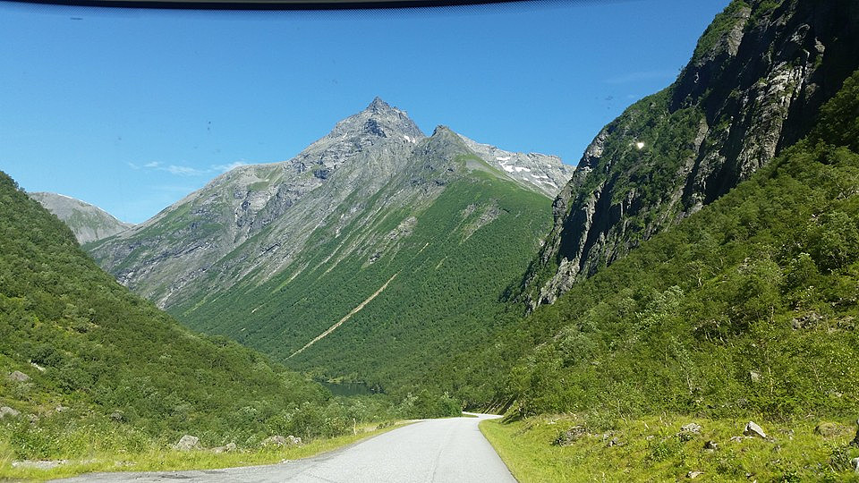På veg inn Norangsdalen….Slogen tronar majestetisk.