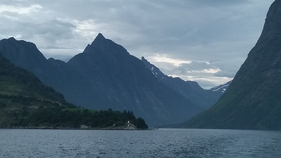 På veg videre med bubilen…..der oppe var vi i sta....