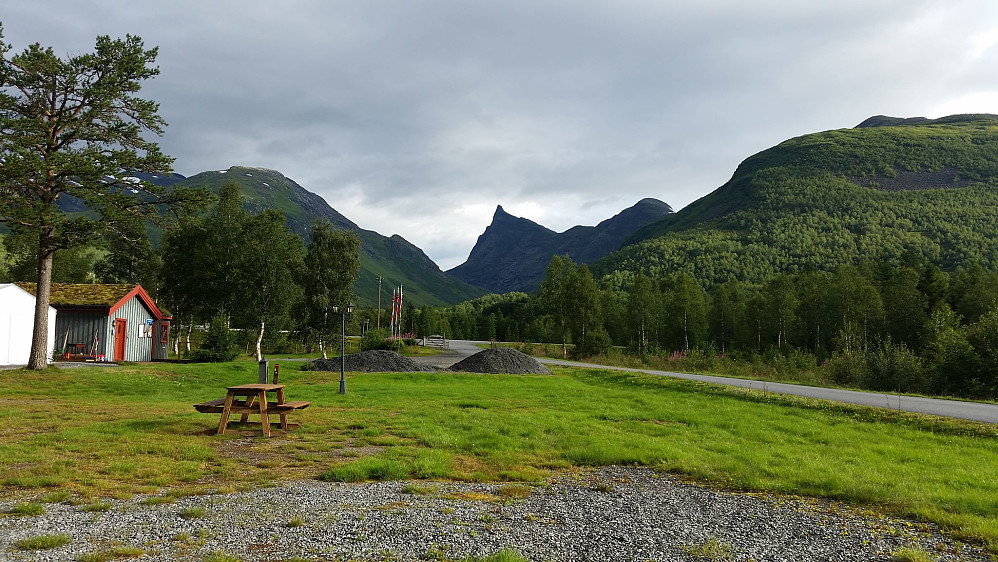 Vakna til flott vær, der inne ser ein toppen på Hornindalsrokken....