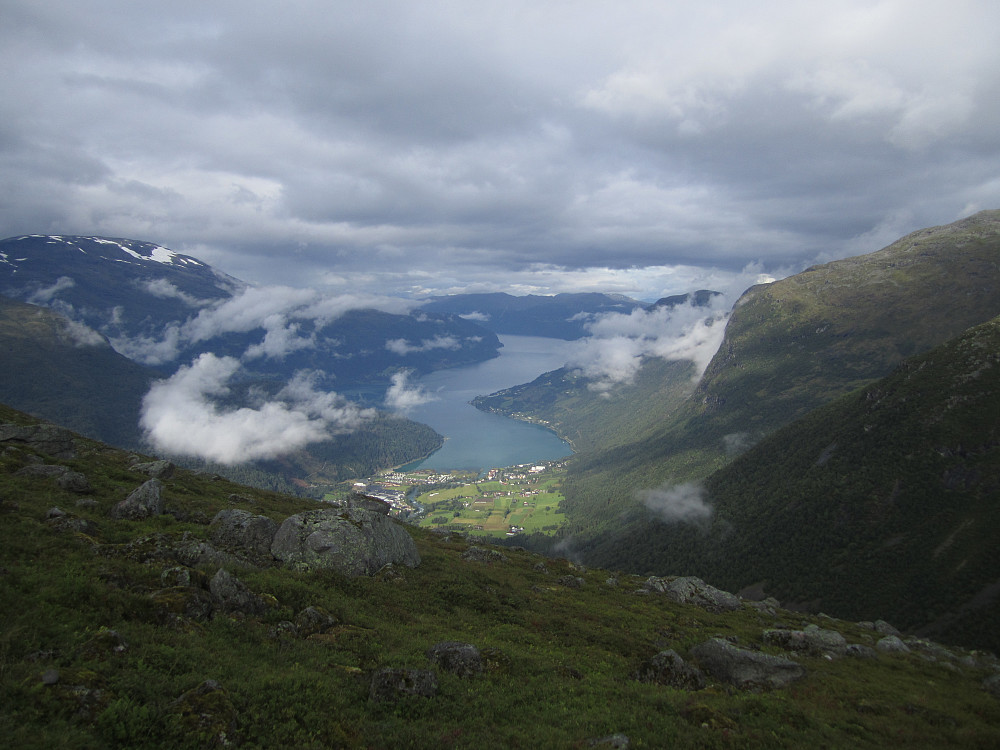 Flott utsikt ned til Loen!!