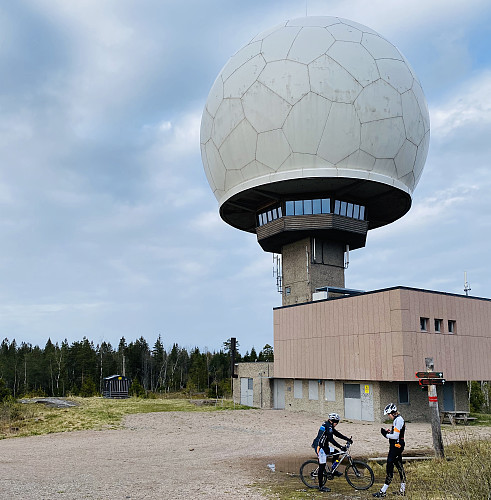 Den karakteristiske radaren på toppen av Haukåsen.