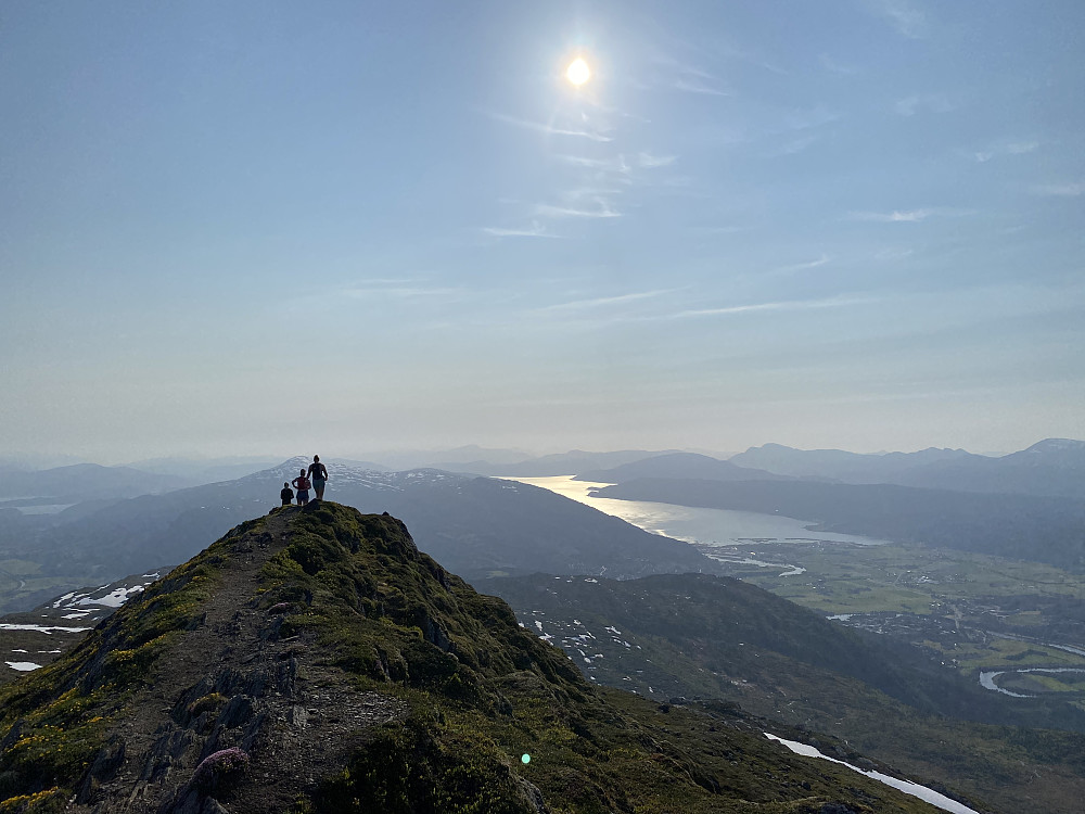 Kveldssol over nedre Surnadal sett frå Knyken er det vanskeleg å konkurrere med.