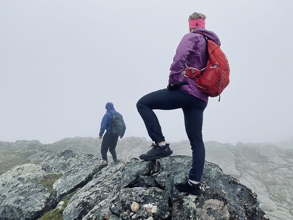 Toppvarden på Gråfjellet inntatt. Turkameraten bakerst hadde satsa litt vel friskt og lagt att hanskane heime, og var no ivrig på å kome seg ned til bilen.