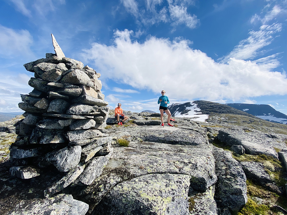 Frå varden mot vegen vidare opp til Indre Fauskånebba. Snøfonna som sette ein stoppar for turen til Seterfjellet kan sjåast i bakgrunn.