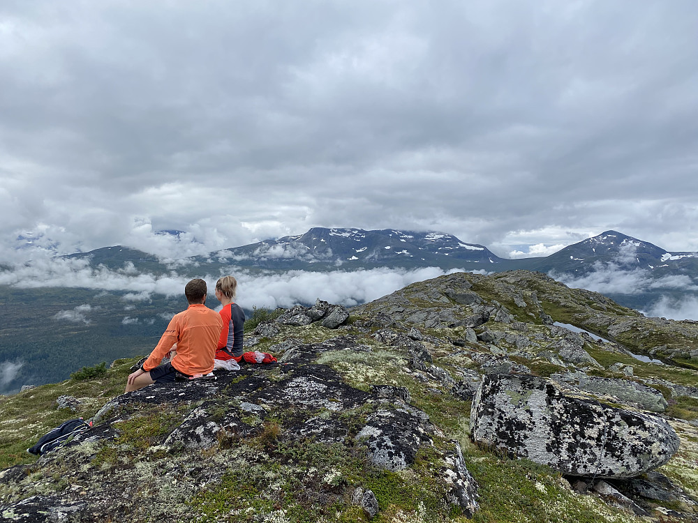 Fint å speide mot toppar som kom og gjekk bak skodda.