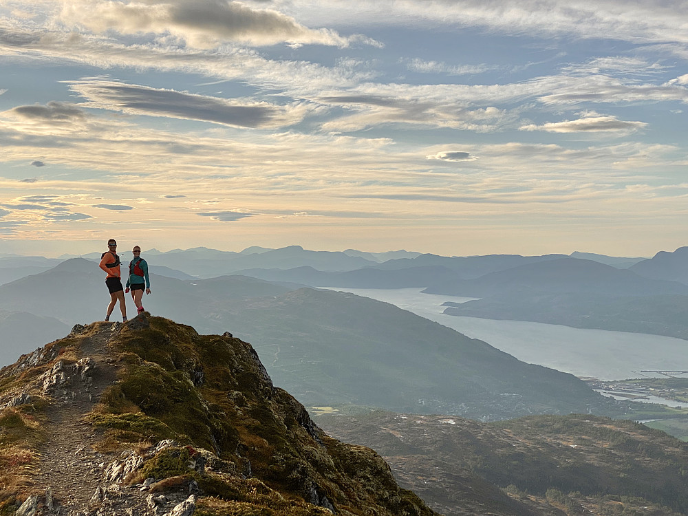 O2-snapparane med fagraste fjorden i fanget.