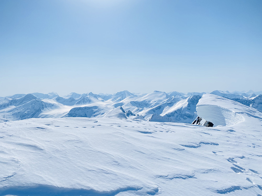 Vakker utsikt over snøkledde fjell.