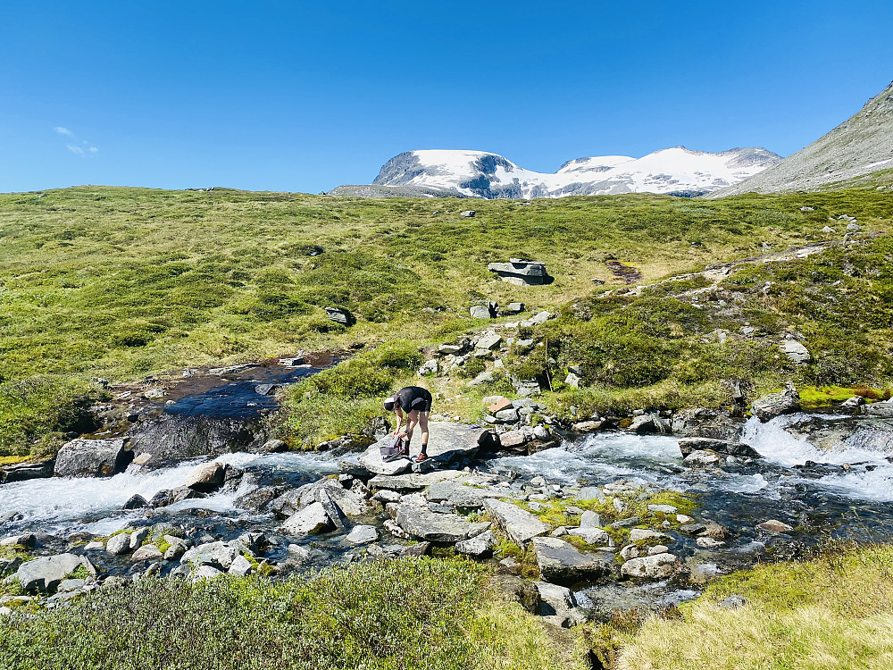 Fossa byr på eit siste påfyll av vatn.