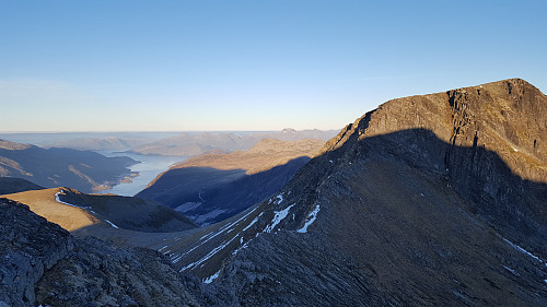 Såg ut som det skulle la seg gjera å klyva vidare, men var kaldt og klar for heimtur, ser no på peakbook at det er andre som har gjordt det så får prøva til neste gang når det er varmare i været og heilt snøfritt :)