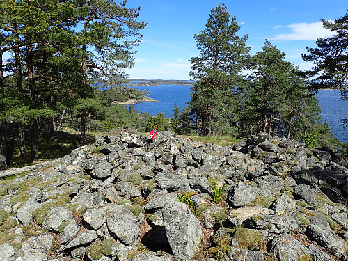 Gravrøys på toppen av Søndre Årøy.