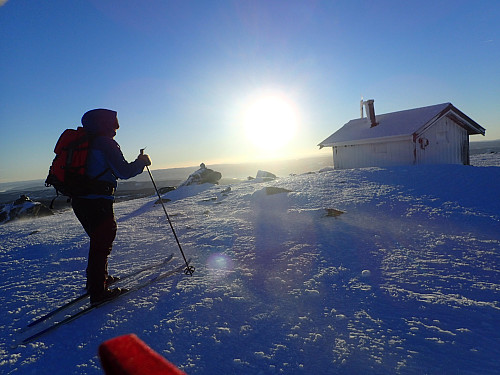 Blåser friskt på toppen av Nevelfjell. Men kanke klage på været ellers - eller utsikten.