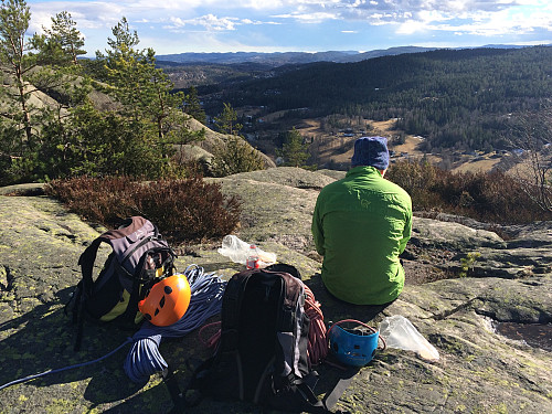 Mestringsgleden nytes på toppen sammen med matpakka.