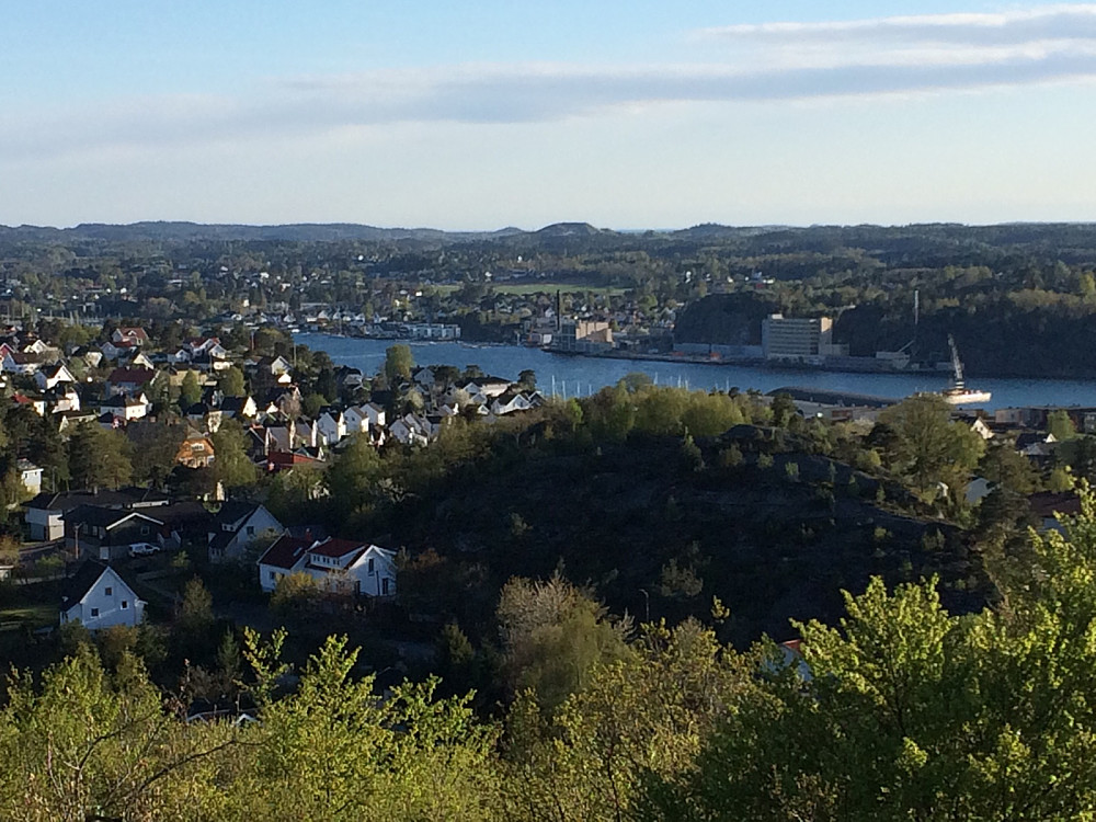 Bohus er i ferd med å snu på fjorden, Jotun på andre sida bygges opp igjen etter rivning og jobben min ligger ned mot sjøen bak kollen til venstre i bilde