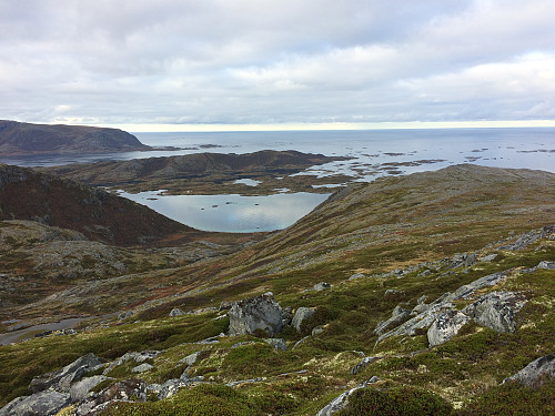 Koppardalen med Lille og Store Måsvær bak, og nordenden av Grøtøya bakerst. Og laaaangt der nede skimtes sjarken Angus.