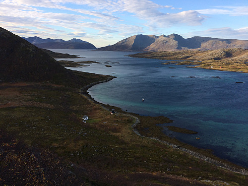 Paradis på jord. Kopparnes. Måsvær til høyre med Grøtøya bak. Sørfugeløya stikker så vidt opp bakerst,