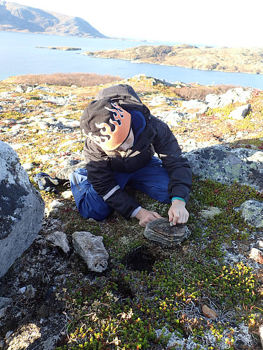 Trym og jeg var på leting etter den graverte steinen. Da vi ikke fant den, tok Trym saken i egne hender....