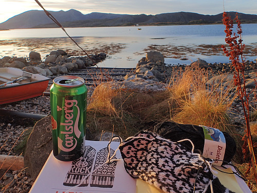 Mens jeg venter på at gutta skal komme inn fra havet. Livet er herlig!