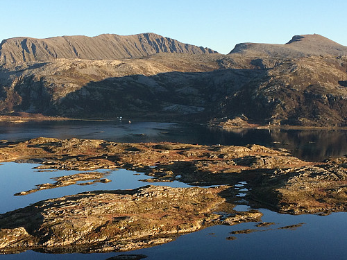Lille Måsvær med Kopparnes bak i skyggen. Teisttinden helt til høyre og Storalangen, Nordkvaløyas høyeste, bakerst midt i bildet.