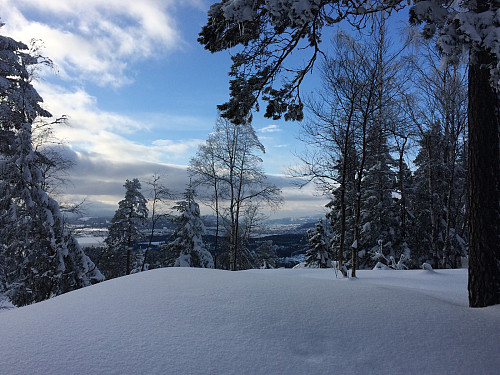 Toppen, Drammen i det fjerne