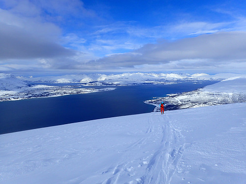 Bronkittasmatikeren siger opp mot toppen. Kvaløya bak